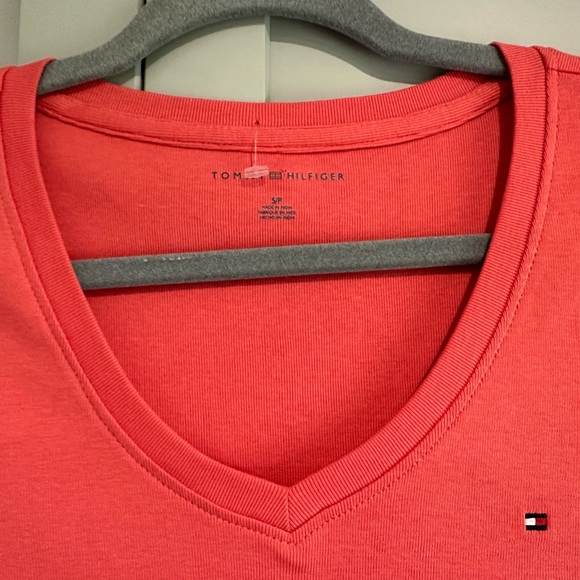NWOT Tommy Hilfiger Flag V Neck T Size Small Coral V Neck - Picture 3 of 5